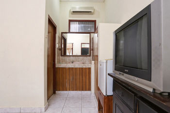 Hotel Reddoorz @ Poppies Lane 1 à Kuta Lombok Extérieur photo