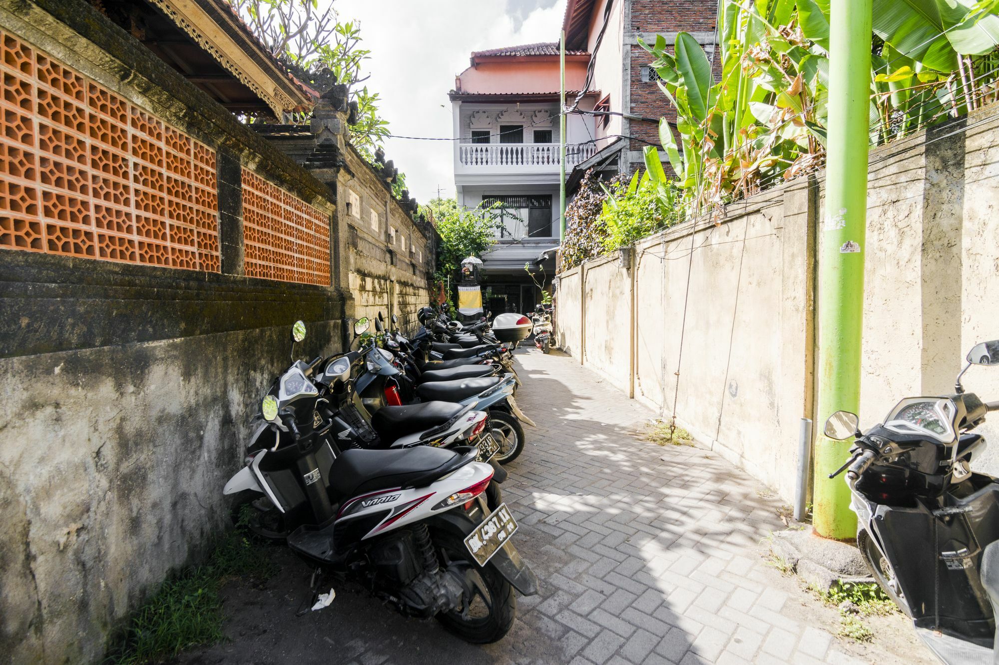 Hotel Reddoorz @ Poppies Lane 1 à Kuta Lombok Extérieur photo